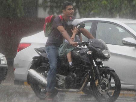 எல்லாருக்கும் ஹெல்மெட்... அப்போ ஸ்கூல் போற குழந்தைகளுக்கு? குழப்பத்தில் பெற்றோர்!