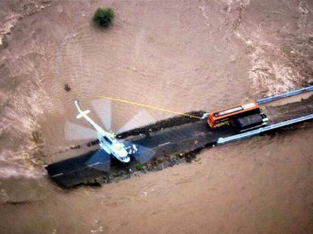 குஜராத்தில் வெளுத்து கட்டும் மழை! மீட்புப் பணியில் விமானப் படை ஹெலிகாப்டர்கள்!!