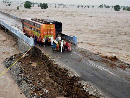 தென்மேற்கு பருவமழை தீவிரம் குஜராத்தில் வெள்ளம்... 45 பேர் பலி