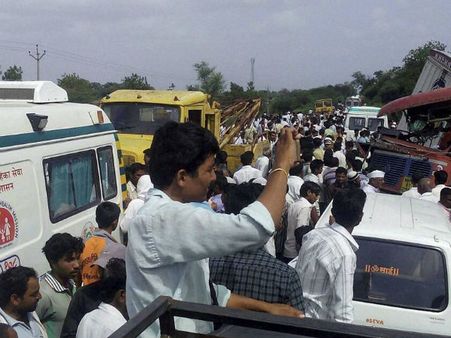 மகாராஷ்ட்ராவில் அரசு பேருந்து-லாரி மோதி பயங்கர விபத்து.. 20 பேர் பலி