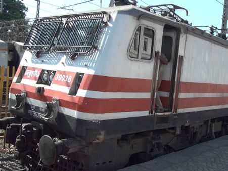 சென்னை-கோவை செல்லும் சதாப்தி எக்ஸ்பிரஸில் சோலார் பேனல் சோதனை