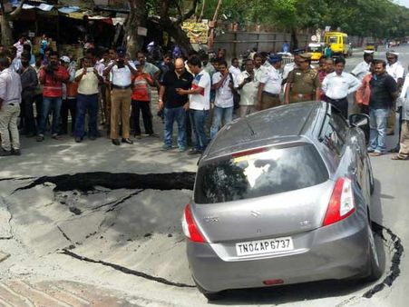 நடு ரோட்டில் திடீர் பள்ளம்... சிக்கிய கார்.. சென்னையில் பரபரப்பு