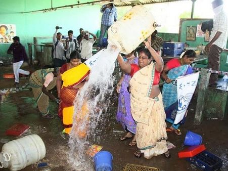 சாராயக் கடையை அடித்து நொறுக்கி வீராவேசம் காட்டிய பெண்கள் மீது வழக்குப் போட்ட புதுவை போலீஸ்