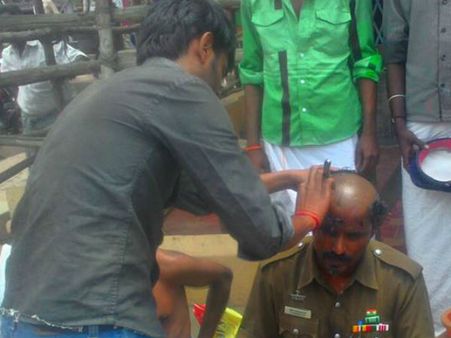 ஜெயலலிதா வெற்றியை மொட்டை போட்டு கொண்டாடிய போலீஸ்