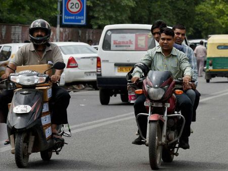 ஹெல்மெட் அணிவதற்கு எதிரான வழக்கு - தள்ளுபடி செய்தது சென்னை ஹைகோர்ட்!