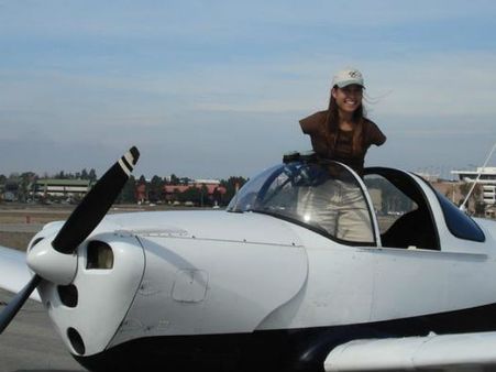 தன்னம்பிக்’கை’யோடு... கால்களால் விமானம் ஓட்டி கின்னஸ் சாதனை படைத்த பெண்