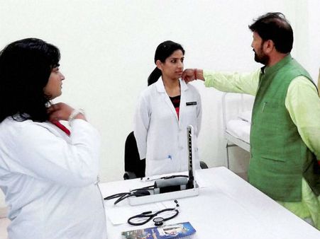 என்னம்மா இப்படி இருக்கேம்மா: பெண் டாக்டரின் காலரைத் தொட்ட பாஜக அமைச்சர்: தீயாக பரவும் போட்டோ