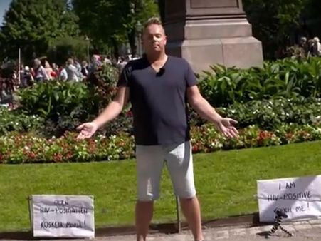 “நான் எய்ட்ஸ் நோயாளி, என்னைத் தொட உங்களுக்கு தைரியம் உள்ளதா?”... நெகிழ வைக்கும் வீடியோ!