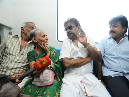 மெட்ரோ ரயிலில் பயணித்தபடியே மக்களிடம் குறை கேட்ட விஜய்காந்த்