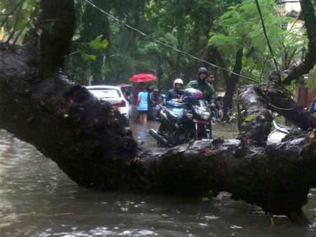 டார்ஜிலிங்கில் கனமழையால் ஆங்காங்கே நிலச்சரிவு: 18 பேர் பலி, 15 பேர் மாயம்