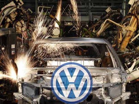 ஜெர்மனி ஃபோக்ஸ்வேகன் ஃபேக்டரியில் பணியாளரை நசுக்கிக் கொன்ற ரோபோ