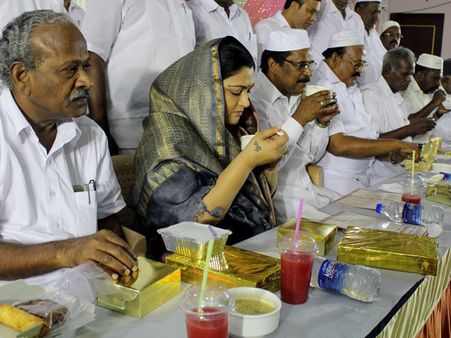 காங்கிரஸ் கட்சி அளித்த இஃப்தார் நிகழ்ச்சியில் பங்கேற்று நோன்பு கஞ்சி குடித்த குஷ்பு, திருமா