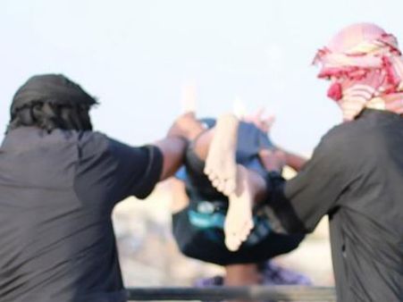 'கே' என்பதால் 4 ஆண்களை மாடியில் இருந்து தள்ளிக் கொன்ற ஐஎஸ் தீவிரவாதிகள்