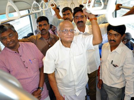 மெட்ரோ ரயிலில் பயணம் செய்து விட்டு கட்டணத்தைக் குறைக்கக் கோரி சிபிஎம் போராட்டம்!