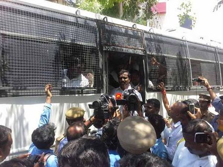 ரயில்வே துறையில் தமிழர் புறக்கணிப்பு- முற்றுகைப் போராட்டம் நடத்திய வேல்முருகன் உள்ளிட்டோர் கைது!