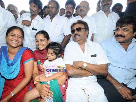 சார் உங்க கூட ஒரு போட்டோ…. ரசிகைகளின் ஆசையை நிறைவேற்றிய விஜயகாந்த்