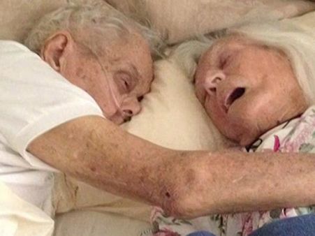 75 ஆண்டுகால இனிய வாழ்க்கை... ஒன்றாகவே கை கோர்த்துக் கொண்டு உயிரிழந்த தம்பதி