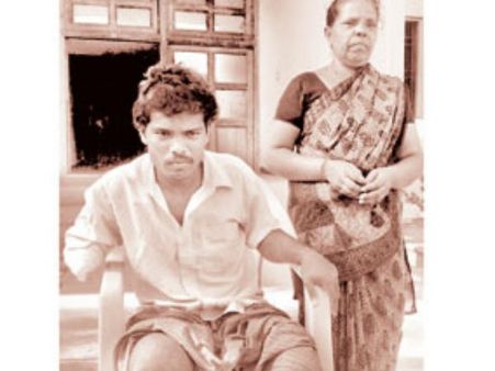 வேறு சாதி பெண்ணை காதலித்த தலித் இளைஞரின் கை,காலை துண்டித்த கொடூரம்...