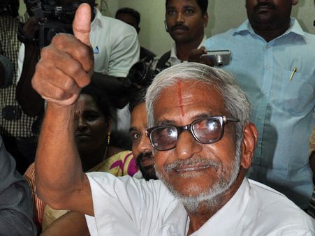 2 பக்கமும் கட்சிக் கொடி, உடனே அகற்றுங்கள்.. போலீஸில் டிராபிக் ராமசாமி அதிரடி புகார்