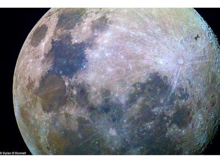 சந்திரனைக் கடந்து போன சர்வதேச விண்வெளி நிலையத்தை அழகாக படம் பிடித்த ஆஸி. போட்டோகிராபர்