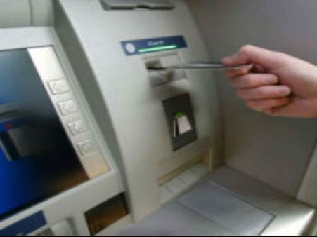 சென்னையில் ஏடிஎம் மிஷினை கடப்பாரையால் உடைத்த கொள்ளையர்கள்.. வளைத்து பிடித்த போலீஸ்