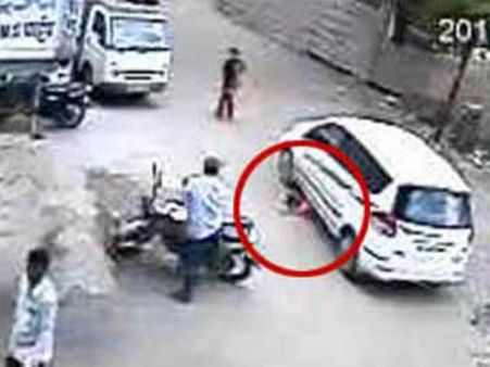 கார் சக்கரங்கள் உடல் மீது ஏறி இறங்கியும் உயிர் பிழைத்த 2 வயது குழந்தை... உறைய வைக்கும் வீடியோ..