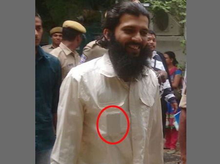 சிறையில் இருந்து செல்போனுடன் ஹாயாக கோர்ட்டுக்கு வந்த தீவிரவாதி யாசின் பட்கல்?