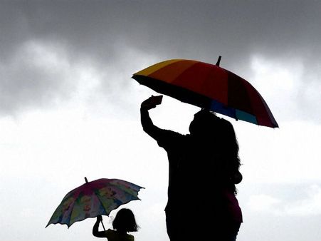 தமிழகத்தில் வெயிலின் தாக்கம் படிப்படியாக குறையும்... ஓரிரு இடங்களில் மழைக்கு வாய்ப்பு