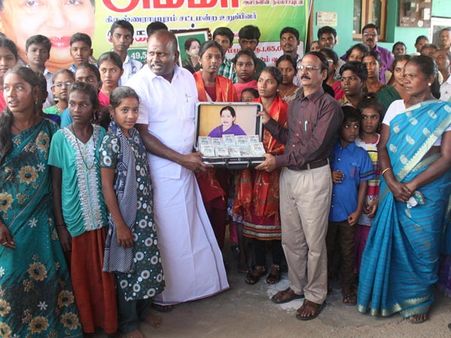 ஓ. சாமியோ.. நீங்களும், அம்மாவும் நீடூழி வாழ்க சாமியோ... நரிக்குறவர்களின் வாழ்த்தைப் பெற்ற காமராஜ்