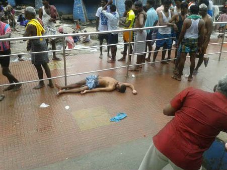 குற்றாலத்தில் தாங்க முடியாத குடிமகன்களின் கொட்டம்... முகம் சுளிக்கும் சுற்றுலாப் பயணிகள்..