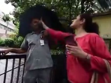 மன்மோகன் சிங் பாதுகாவலர் கன்னத்தில் 'பளார்' விட்ட வெளி நாட்டு பெண்