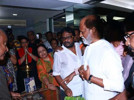 'கள்ளம் கபடமில்லாத அபூர்வ மனிதர்'- மெல்லிசை மன்னர் உடலுக்கு ரஜினி நேரில் அஞ்சலி!