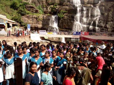 குற்றாலத்தில் டாஸ்மாக்குக்கு எதிர்ப்பு- கல்லூரி மாணவிகள் நடத்திய ஆய்வில் சுற்றுலாப் பயணிகள் கருத்து