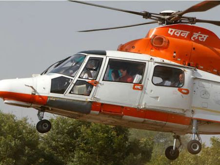 சாலையின் நடுவே அவசரமாக தரையிறங்கிய ஹெலிகாப்டர்.. அதிர்ஷ்டவசமாக உயிர் தப்பிய 24 பயணிகள்...