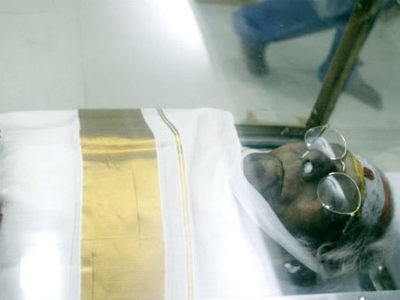 காற்றில் கரைந்தது மெல்லிசை... எம்.எஸ்.விஸ்வநாதன் உடல் தகனம்