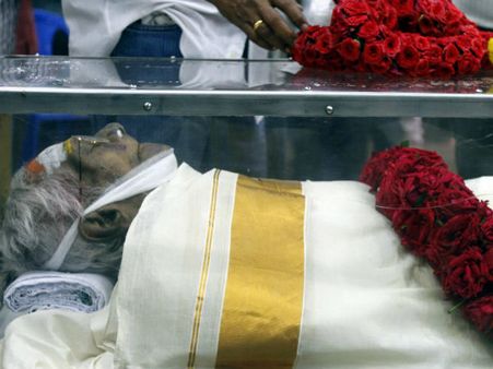 வழி நெடுக ‘பாட்டுப் பாடி’... மெல்லிசை மன்னருக்கு ‘இசை ’அஞ்சலி செலுத்திய தமிழ் சினிமா!