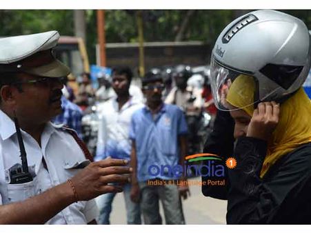 பைக்கில் செல்லும் பெண்கள், சிறுவர்களுக்கும் ஹெல்மெட் கட்டாயமே: சென்னை ஹைகோர்ட் உறுதி