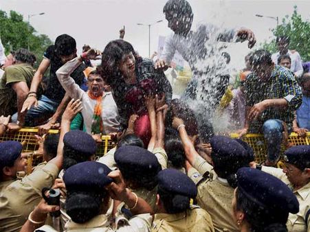 பெட்ரோல், டீசல் மீதான வாட் வரி உயர்வுக்கு எதிர்ப்பு- டெல்லியில் காங்., பா.ஜ.க. போராட்டம்