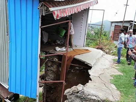 கொடைக்கானலில் சாக்கடைக் கழிவால் நிலச்சரிவு.. டீக்கடை சரிந்து வீட்டின் மீது இறங்கியது