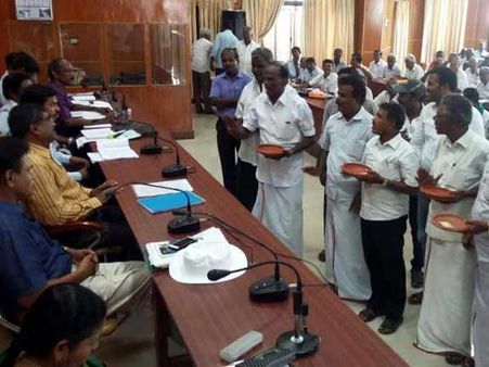 ஸ்ரீவைகுண்டம் அணையை தூர்வார மதிமுக விவசாயி அணியினர் திருவோடு போராட்டம்