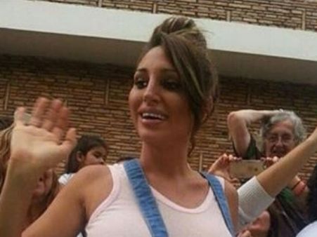 போப்பாண்டவரைப் பார்க்க வந்த கவர்ச்சி அழகி வெளியேற்றம்.. பிரா போடாமல் வந்ததால்!