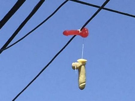 தொங்க விடும் இடமாய்யா அது.. அமெரிக்கர்களின் கூத்தைப் பாருங்க!