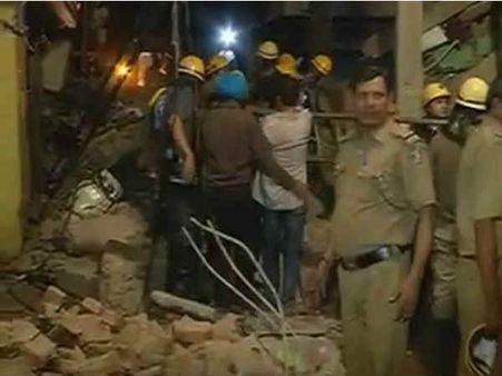 டெல்லியில் 4 மாடி கட்டிடம் இடிந்து விழுந்து 3 பேர் பலி..