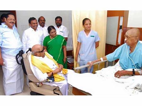 மருத்துவமனையில் சிகிச்சை பெறும் சோ ராமசாமியை நேரில் சந்தித்து நலம் விசாரித்த கருணாநிதி