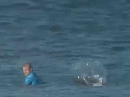 பேக் சைடில் தாக்கிய சுறா.. தப்பிப் பிழைத்த சர்ஃப் வீரர் மிக்- வைரலாகும் “சர்ஃப் ஹீரோ” வீடியோ