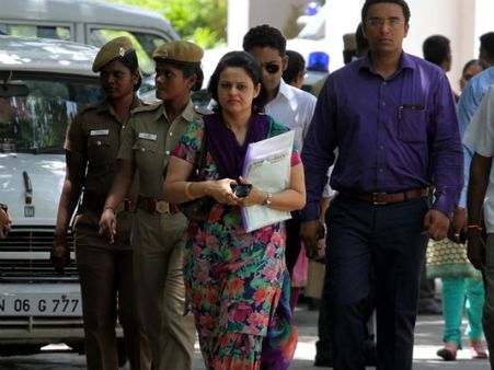 துன்புறுத்துகிறார்.. துணை கமிஷனர் மீது மனைவி பரபர புகார்.. பொய் என உறவினர்கள் புகார்