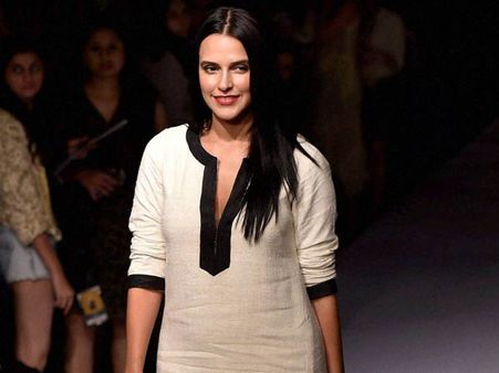 மோடி சொன்ன மாதிரி செல்ஃபி எடுத்தா போதுமா? கேட்கிறார் நடிகை நேஹா துபியா