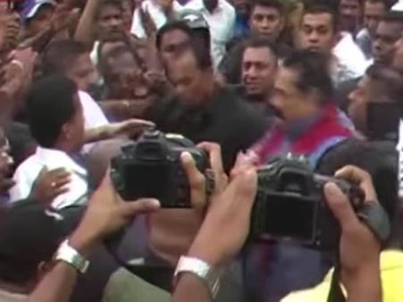 பிரசாரத்தின்போது தொண்டரை தாக்கிய ராஜபக்சே! பரபரப்பு வீடியோ