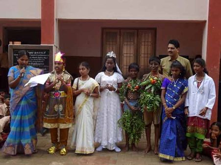 உயிர் பெற்று வந்த கட்டபொம்மனும், பாரதியாரும்.. காரைக்குடி மாணவர்களின் மாறுவேடப் போட்டி