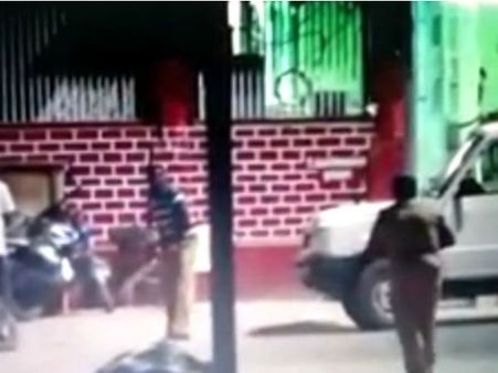 ராத்திரி நேரத்தில் சீருடையுடன் கிரிக்கெட் ஆடிய இன்ஸ்பெக்டர் அமுதச் செல்வி டிரான்ஸ்பர்